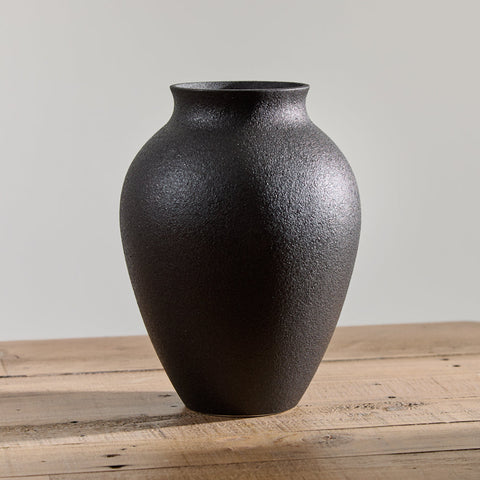 1-black-olpe-vase